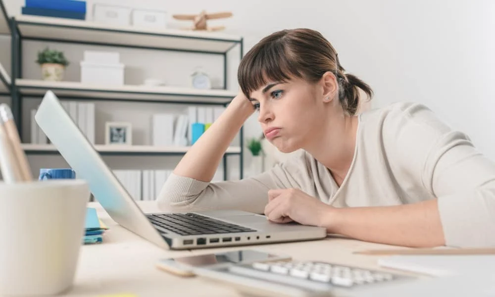 Un ordinateur portable ouvert sur un bureau